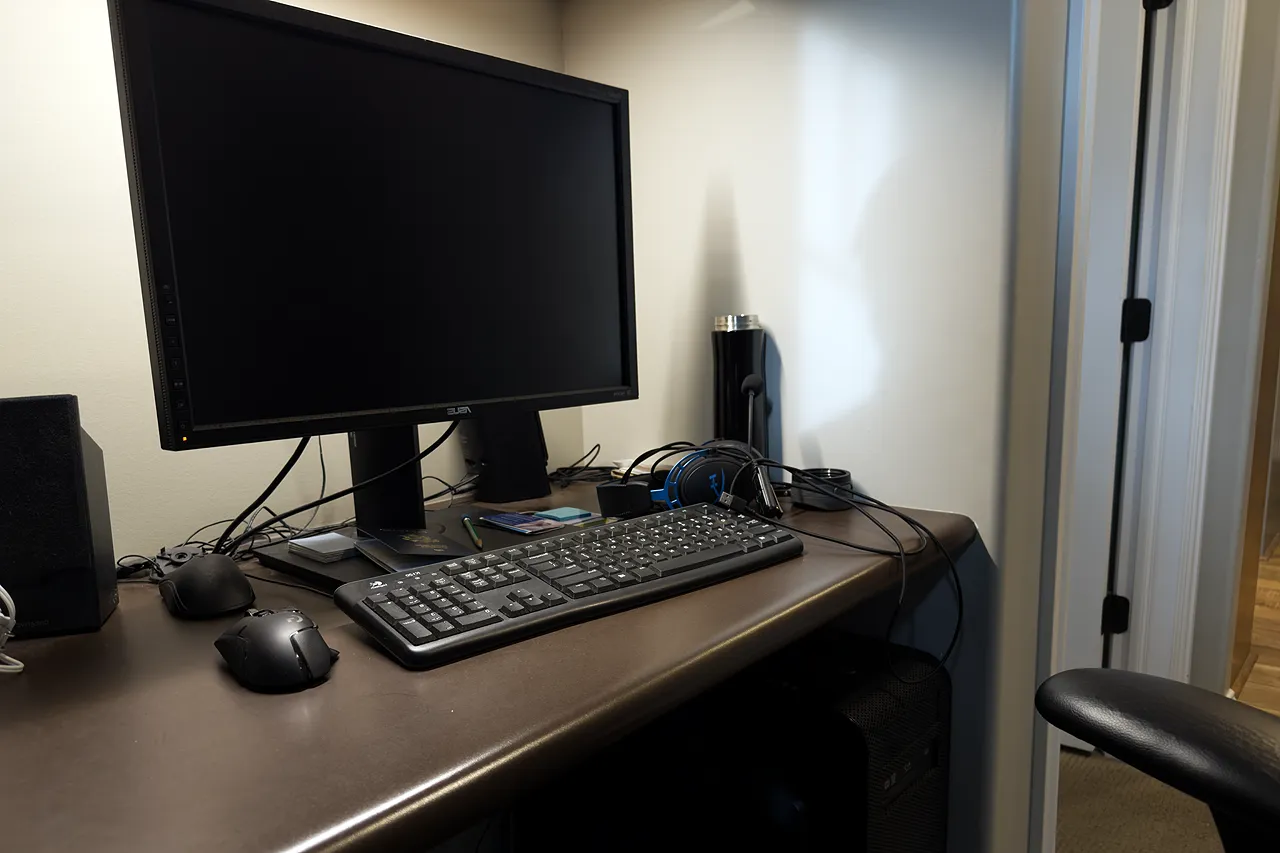 09221173 Basement Finishing- computer desk
